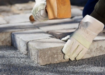 Laying paving slabs or paving stones