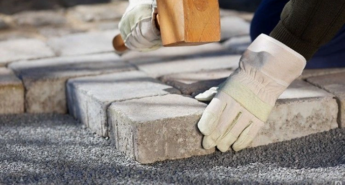 Laying paving slabs or paving stones