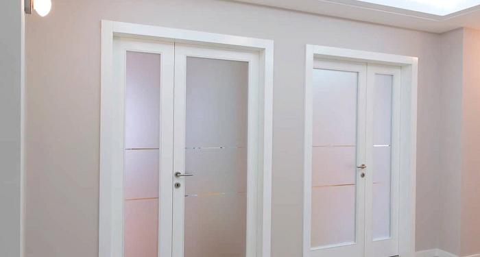 Пластиковые двери: достоинства и установка