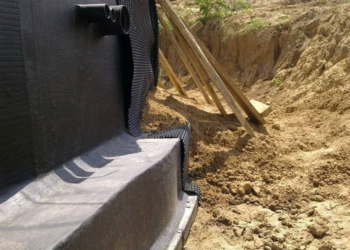 Ізоляція фундаменту від ґрунтової вологи: техніки та матеріали