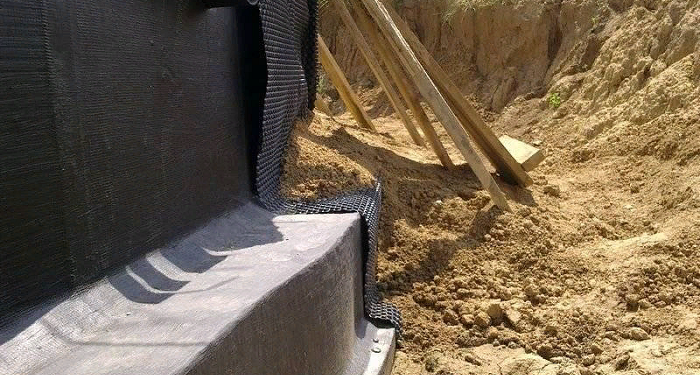 Ізоляція фундаменту від ґрунтової вологи: техніки та матеріали