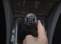Стуки при трогании с места: в чем может быть причина проблемы