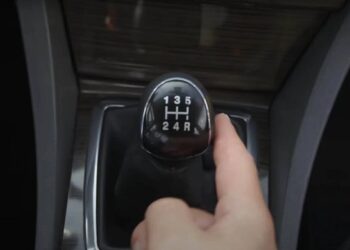 Стуки при трогании с места: в чем может быть причина проблемы