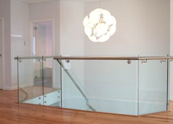 Стеклянные ограждения: основные виды, достоинства и правила установки