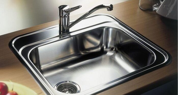 Преимущества мойки из нержавеющей стали, ее особенности и установка