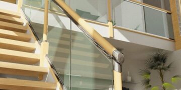 Стеклянные поручни для создания стильного современного пространства