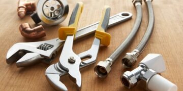 “Помощники” сантехника: подбираем инструмент