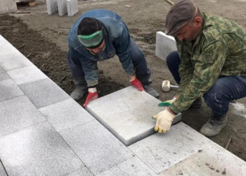 Правила и советы по укладке гранитных плит для создания прочных и аккуратных дорожек