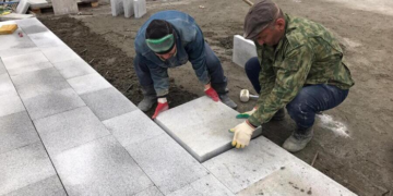 Правила и советы по укладке гранитных плит для создания прочных и аккуратных дорожек