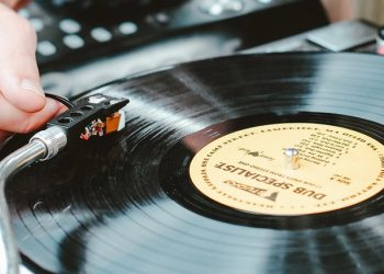 Музика на вінілі: переваги формату та правила догляду і прослуховування