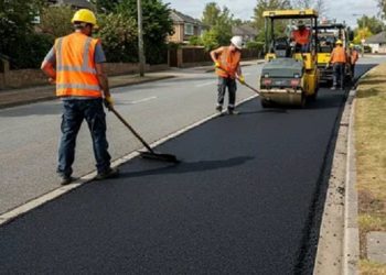 Асфальтирование двора: требования к покрытию, уклонам, водоотводу и приемке работ