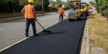 Асфальтирование двора: требования к покрытию, уклонам, водоотводу и приемке работ